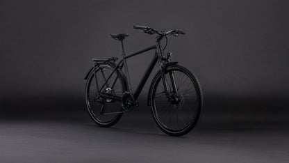 Produktbild: Cube Kathmandu Pro coal´n´black, Schrägansicht (schwarzer Hintergrund)