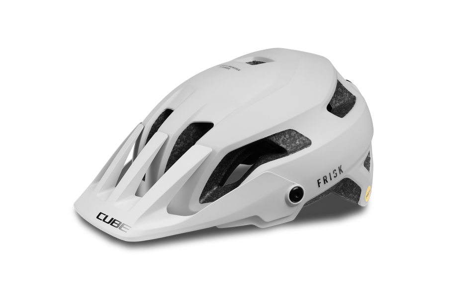 Der Cube Helm FRISK MTB Trail Helm in Weiß, mit schwarzen Belüftungsöffnungen, Visier und Natural Fit System, wird seitlich vor einem schlichten, hellen Hintergrund gezeigt.