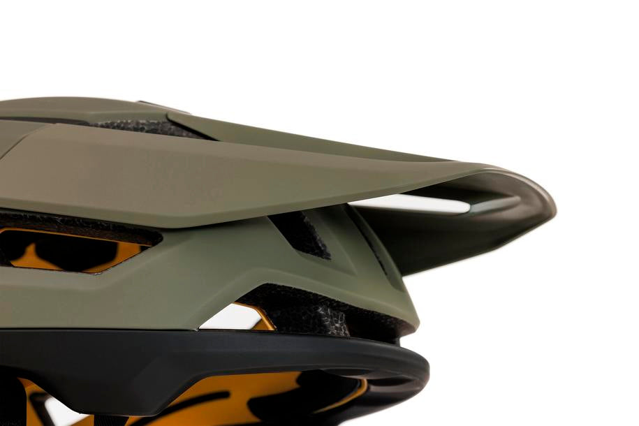 Nahaufnahme des olivgrünen CUBE Helms TROOPER von Cube mit Visier, aerodynamischem Design, Belüftungskanälen und fortschrittlicher MIPS-Technologie vor weißem Hintergrund.