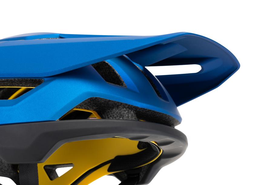 Nahaufnahme des CUBE Helms TROOPER von Cube in Blau mit großem Visier, schwarz-gelber Innenpolsterung, modernem Belüftungsdesign und innovativen Belüftungskanälen vor weißem Hintergrund.