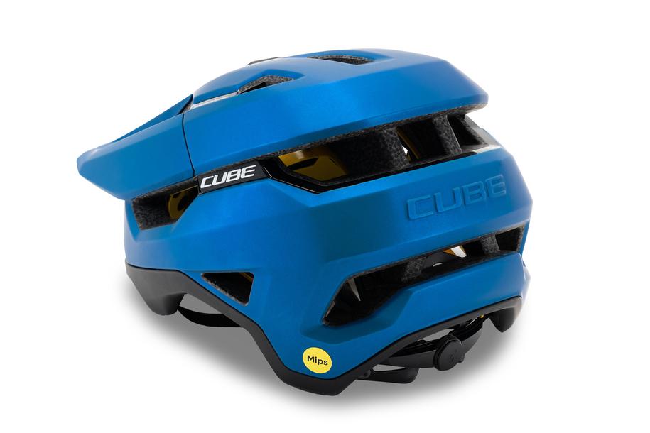 Der Cube CUBE Helm TROOPER verfügt über eine blaue Schale mit Belüftungskanälen, ein schwarzes Einstellrad auf der Rückseite und ein gelbes MIPS-Technologie-Sicherheitsetikett in der Nähe der Basis.