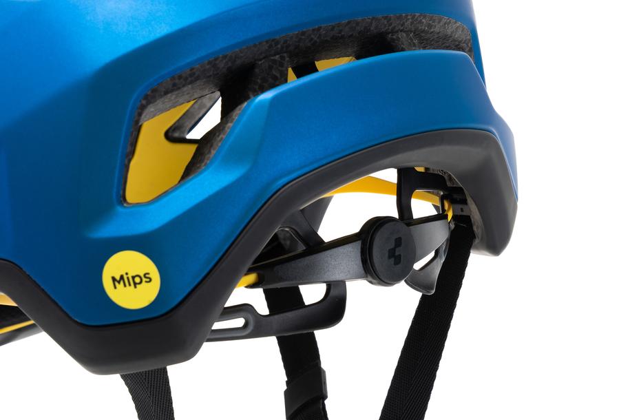 Nahaufnahme der Rückseite eines blauen CUBE-Helms TROOPER von Cube mit gelben Innenakzenten, schwarzen Verstellriemen, Belüftungskanälen für die Luftzirkulation und einem gelben Sicherheitsaufkleber mit MIPS-Technologie auf der linken Seite.