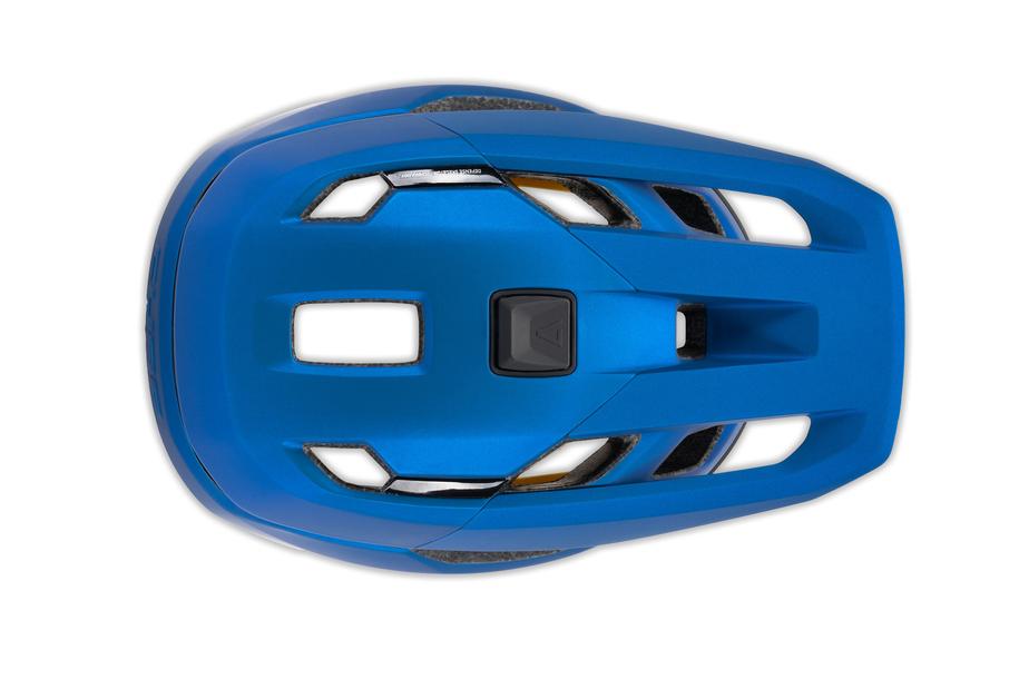 Draufsicht des blauen CUBE Helms TROOPER von Cube, der mehrere rechteckige Belüftungskanäle und einen zentralen schwarzen Einstellknopf vor einem weißen Hintergrund zeigt.