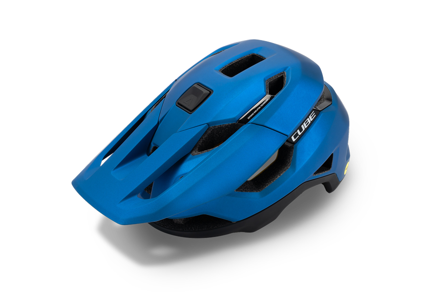 Ein blauer Cube Helm TROOPER mit Visier, mehreren Ventilationskanälen und MIPS-Technologie wird auf weiß-blauem Hintergrund präsentiert.