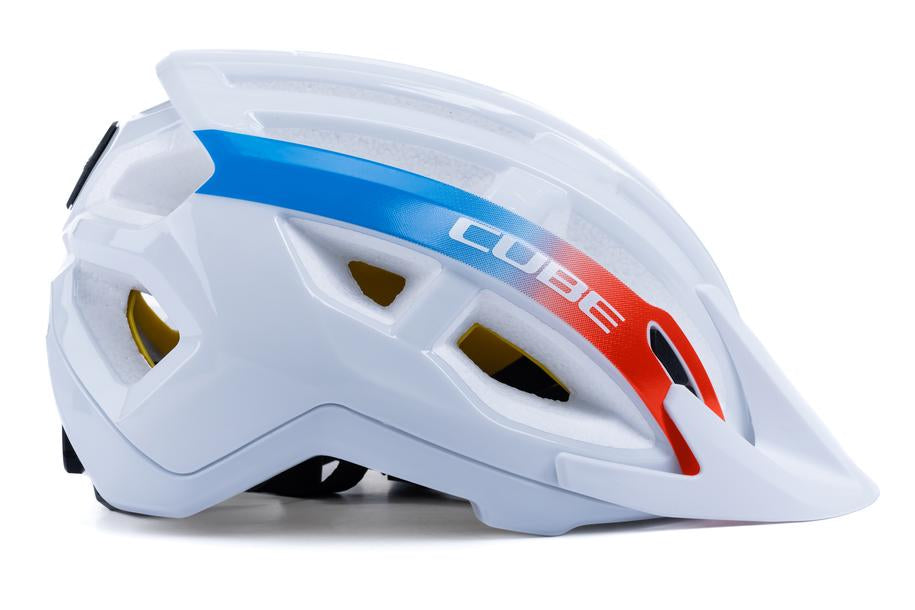 Der CUBE Helm OFFPATH Teamline white ist ein MTB-Rennhelm von Cube mit kantigen Belüftungsöffnungen, blauen und roten Streifen, Double-In-Mould-Konstruktion und dem Cube-Logo an der Seite.