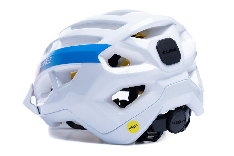Der CUBE Helm OFFPATH Teamline weiß / MTB Race Helm von Cube verfügt über einen blauen Streifen, ein schwarzes Einstellrad, ein gelbes MIPS-Label zum Schutz, eine Double-In-Mould-Konstruktion und ein "CUBE"-Branding an der Seite und am Rücken.
