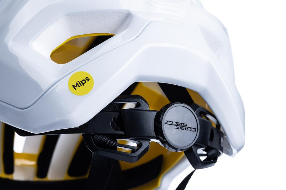 Nahaufnahme des CUBE Helm OFFPATH Teamline weiß von Cube, ein MTB-Rennhelm mit MIPS-Integration, gelbem Mips-Aufkleber, schwarzen verstellbaren Riemen, gelber Innenpolsterung und sicherer Double-In-Mould-Konstruktion für mehr Sicherheit.