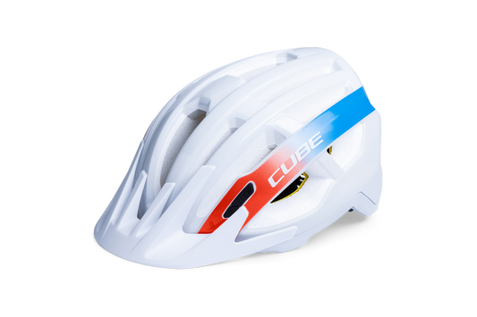 Der CUBE Helm OFFPATH Teamline white ist ein weißer MTB-Rennhelm von Cube mit Belüftungslöchern, roten und blauen Diagonalstreifen und Double-In-Mould-Konstruktion; das Cube-Logo erscheint seitlich auf einem schlichten weißen Hintergrund.
