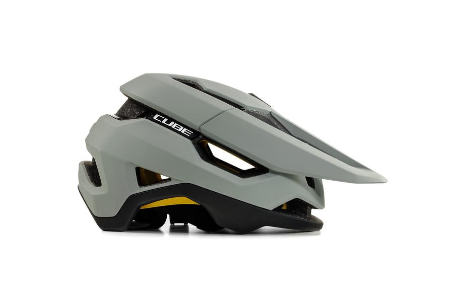 Der CUBE Helm TROOPER ist ein mattgrauer Helm mit Visier, großen Belüftungskanälen, schwarz-gelber Polsterung, Cube-Branding und einem modernen, eckigen Design für optimalen Komfort und Luftstrom.