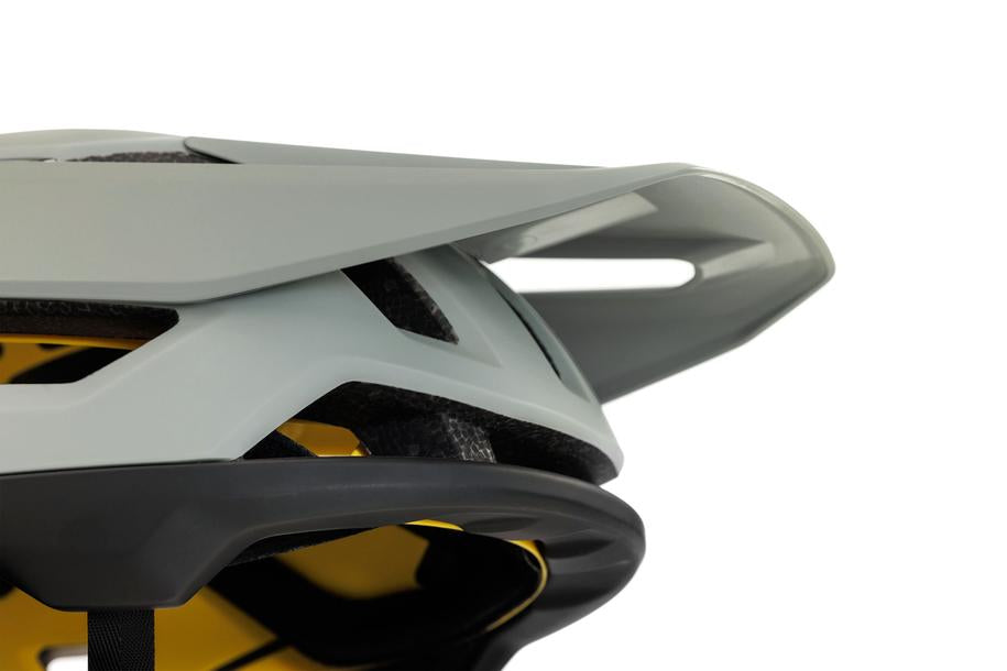 Nahaufnahme des CUBE Helms TROOPER von Cube in Hellgrau von der Seite mit großem Visier, sichtbaren Belüftungskanälen, schwarz-gelber Innenpolsterung, MIPS-Technologie und schlankem, kantigem Design.