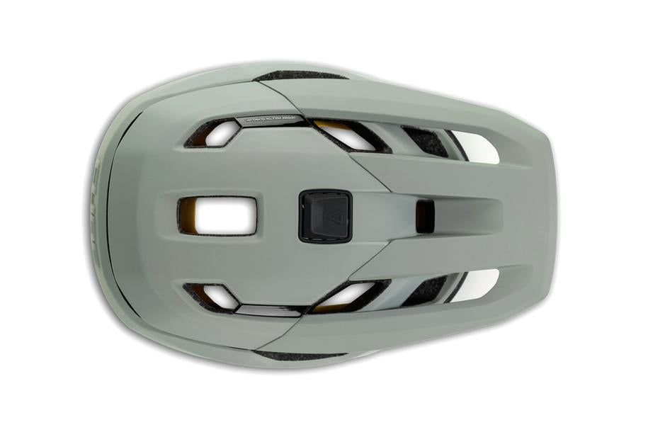 Draufsicht des hellgrauen CUBE Helms TROOPER von Cube mit mehreren rechteckigen, eckigen Belüftungskanälen, einer zentralen schwarzen Schnalle und einem schlanken, aerodynamischen Design.