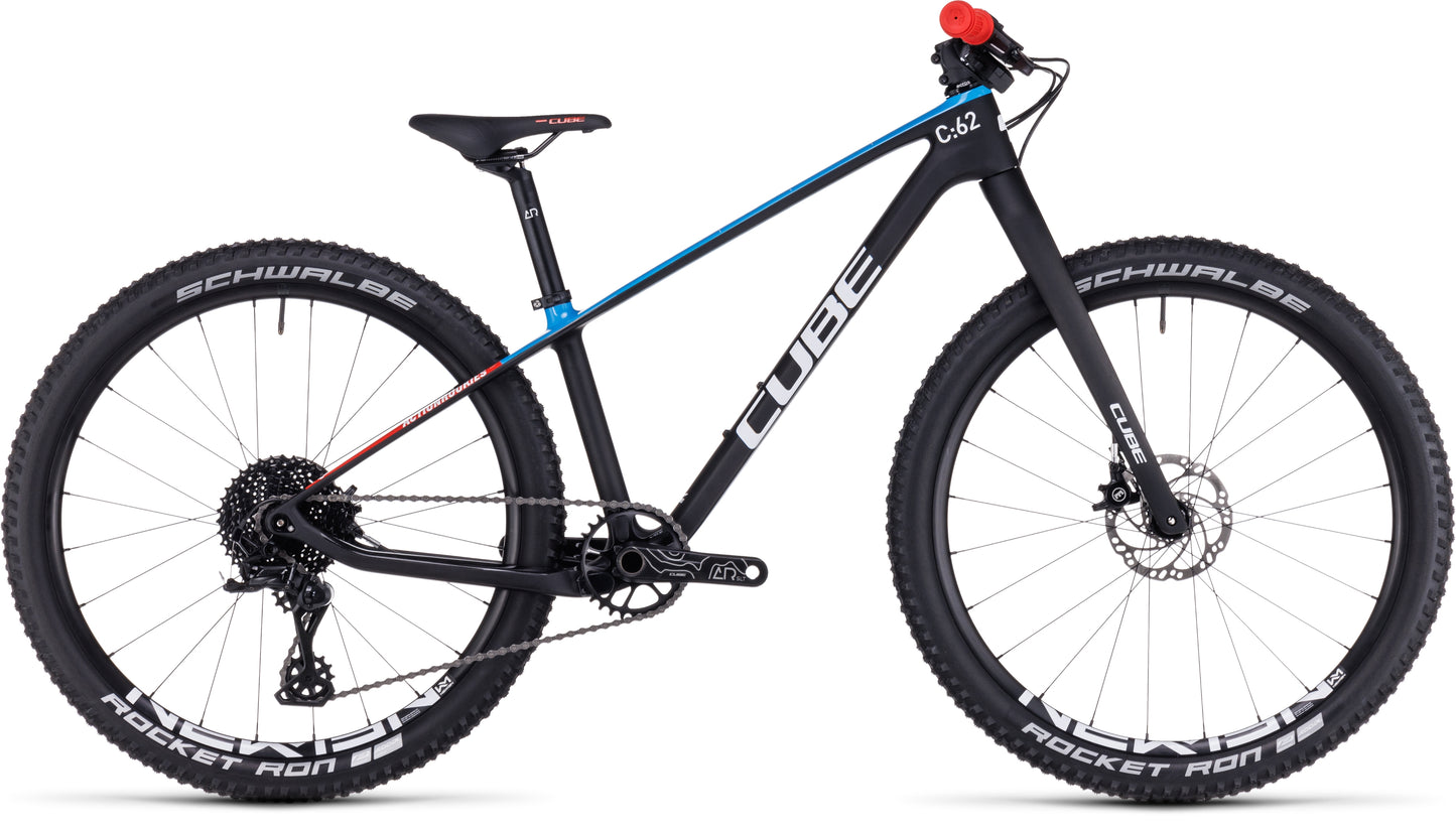 Das CUBE Elite 240 C:62 Pro carbon'n'blue'n'red 2024 ist ein schwarzes Mountainbike mit Schwalbe Rocket Ron-Reifen, blauen und roten Oberrohr-Akzenten, flachen Lenkern mit roten Griffen, hydraulischen Scheibenbremsen und einem minimalistischen Vollcarbonrahmen.