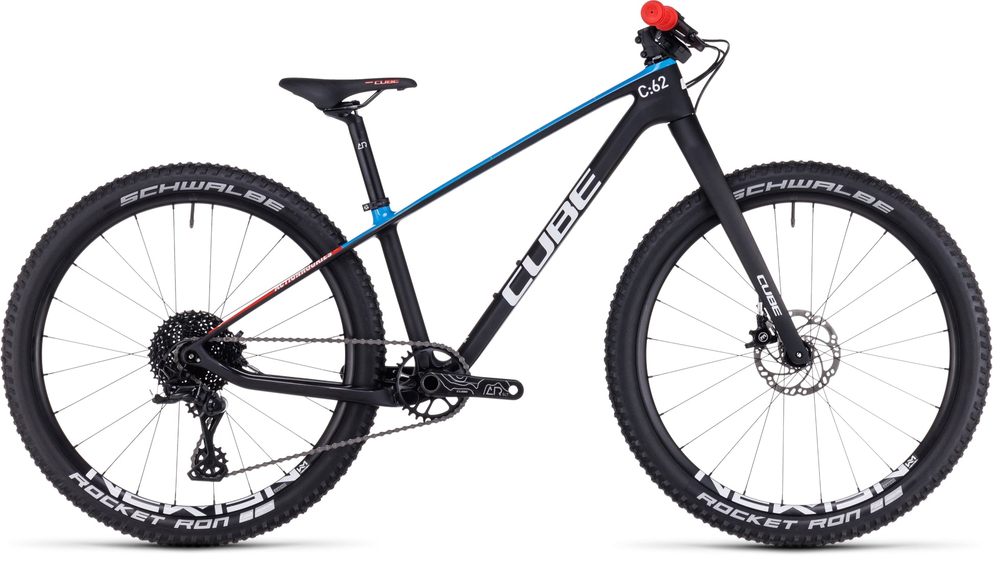 Das CUBE Elite 240 C:62 Pro carbon'n'blue'n'red 2024 ist ein schwarzes Mountainbike mit Schwalbe Rocket Ron-Reifen, blauen und roten Oberrohr-Akzenten, flachen Lenkern mit roten Griffen, hydraulischen Scheibenbremsen und einem minimalistischen Vollcarbonrahmen.