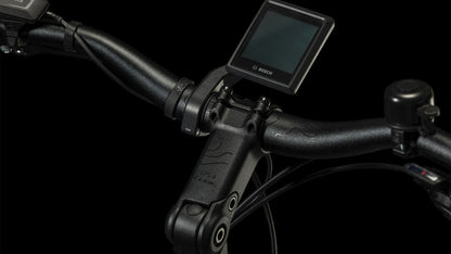Nahaufnahme des CUBE Touring Hybrid Pro 625 black'n'metal Trapeze 2024 Lenkers mit Bosch Display, Shimano 11-fach Schaltung, Bremshebeln und Klingel vor schwarzem Hintergrund.