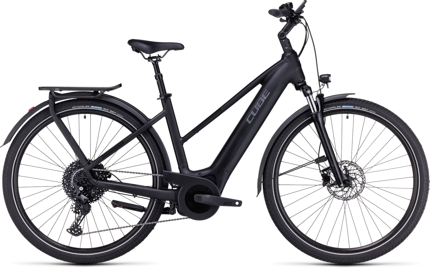 Das CUBE Touring Hybrid Pro 625 black'n'metal Trapeze 2024 ist ein Elektrofahrrad mit Durchstiegsrahmen, Vorderradaufhängung, Schutzblechen, Gepäckträger, Shimano 11-Gang-Schaltung und einem Bosch Performance Motor. Seitenansicht auf weißem Hintergrund.