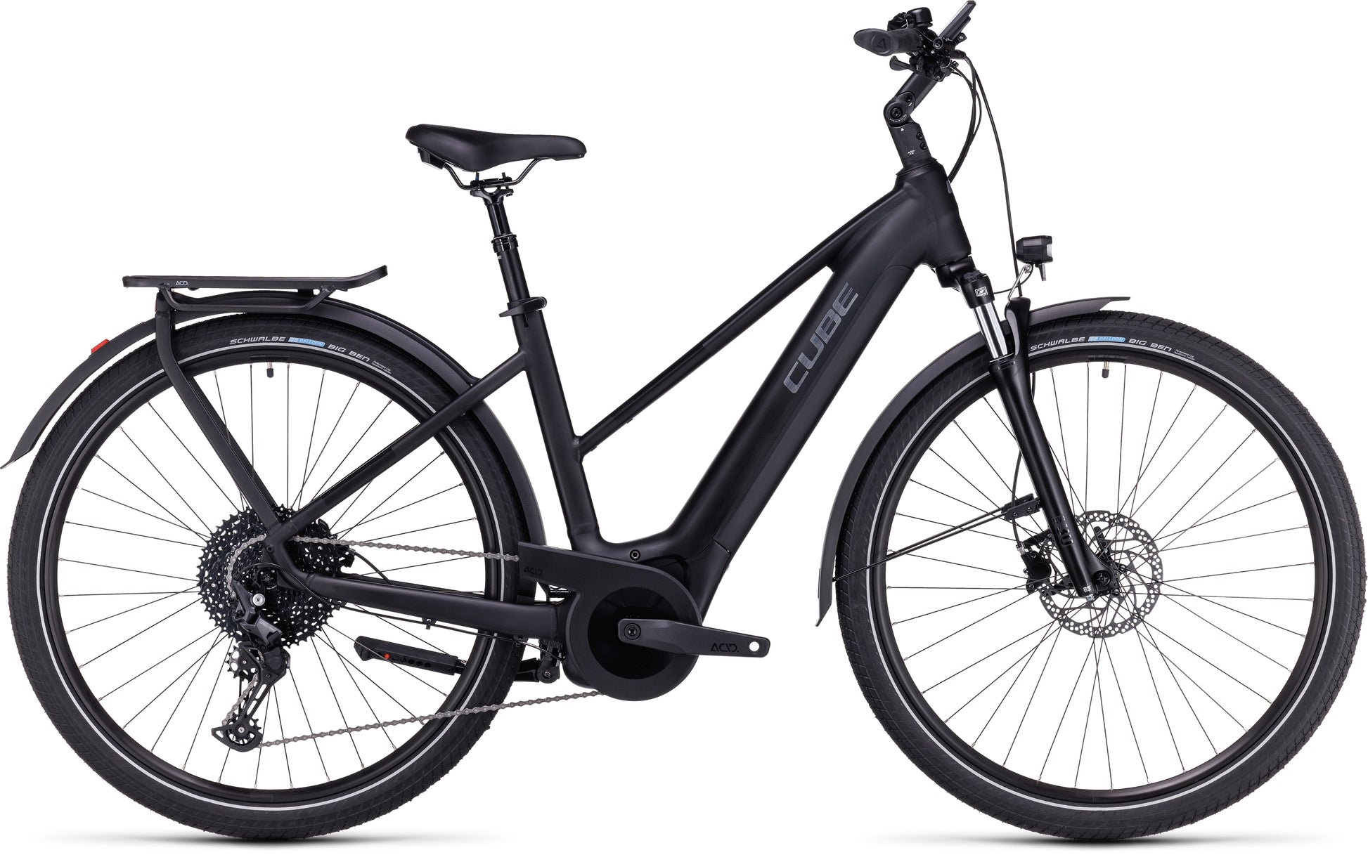 Das CUBE Touring Hybrid Pro 625 black'n'metal Trapeze 2024 ist ein Elektrofahrrad mit Durchstiegsrahmen, Vorderradaufhängung, Schutzblechen, Gepäckträger, Shimano 11-Gang-Schaltung und einem Bosch Performance Motor. Seitenansicht auf weißem Hintergrund.