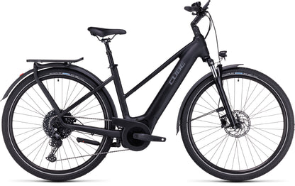 Das CUBE Touring Hybrid Pro 625 black'n'metal Trapeze 2024 ist ein Elektrofahrrad mit Durchstiegsrahmen, Vorderradaufhängung, Schutzblechen, Gepäckträger, Shimano 11-Gang-Schaltung und einem Bosch Performance Motor. Seitenansicht auf weißem Hintergrund.