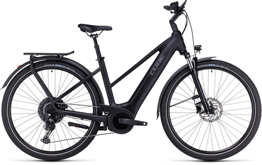 Das CUBE Touring Hybrid Pro 625 black'n'metal Trapeze 2024 ist ein Elektrofahrrad mit Durchstiegsrahmen, Vorderradaufhängung, Schutzblechen, Gepäckträger, Shimano 11-Gang-Schaltung und einem Bosch Performance Motor. Seitenansicht auf weißem Hintergrund.