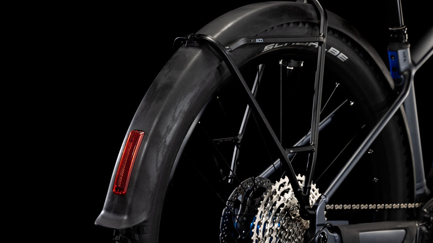 Nahaufnahme des Hinterrads des CUBE Reaction Hybrid Pro 800 Allroad metallicgrey'n'black 2025 mit Schaltkassette, Shimano XT-Teilen, schwarzem Schutzblech mit rotem Reflektor und SCHWALBE-Reifenbranding vor schwarzem Hintergrund.