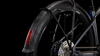 Nahaufnahme des Hinterrads des CUBE Reaction Hybrid Pro 800 Allroad metallicgrey'n'black 2025 mit Schaltkassette, Shimano XT-Teilen, schwarzem Schutzblech mit rotem Reflektor und SCHWALBE-Reifenbranding vor schwarzem Hintergrund.