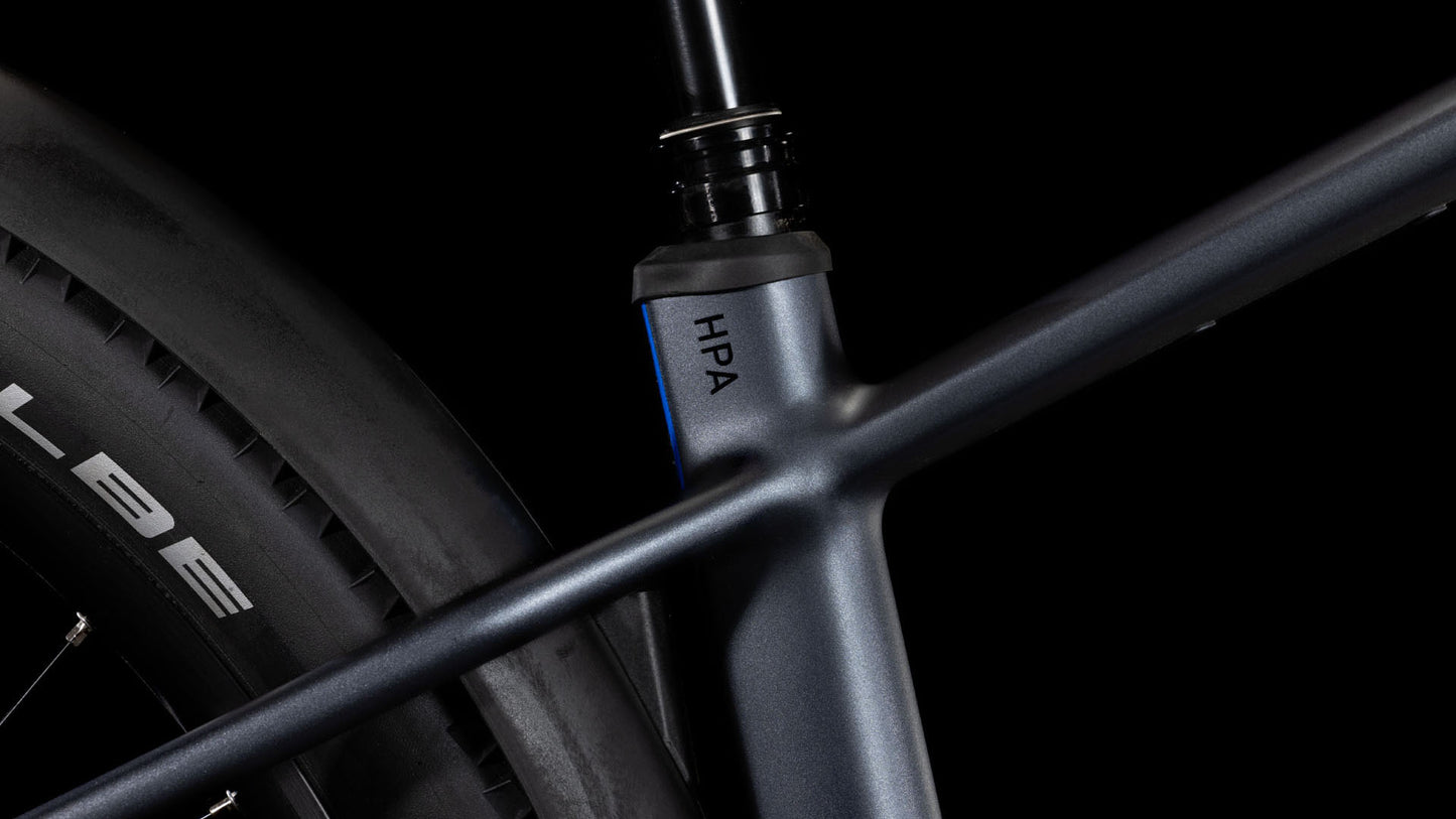 Nahaufnahme des CUBE Reaction Hybrid Pro 800 Allroad metallic grey'n'black 2025 Rahmens mit HPA-Details, Sitzrohr, Oberrohr, Hinterrad mit Schwalbe-Reifen und leistungsstarken Shimano XT Komponenten vor schwarzem Hintergrund.