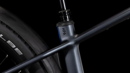 Nahaufnahme des CUBE Reaction Hybrid Pro 800 Allroad metallic grey'n'black 2025 Rahmens mit HPA-Details, Sitzrohr, Oberrohr, Hinterrad mit Schwalbe-Reifen und leistungsstarken Shimano XT Komponenten vor schwarzem Hintergrund.