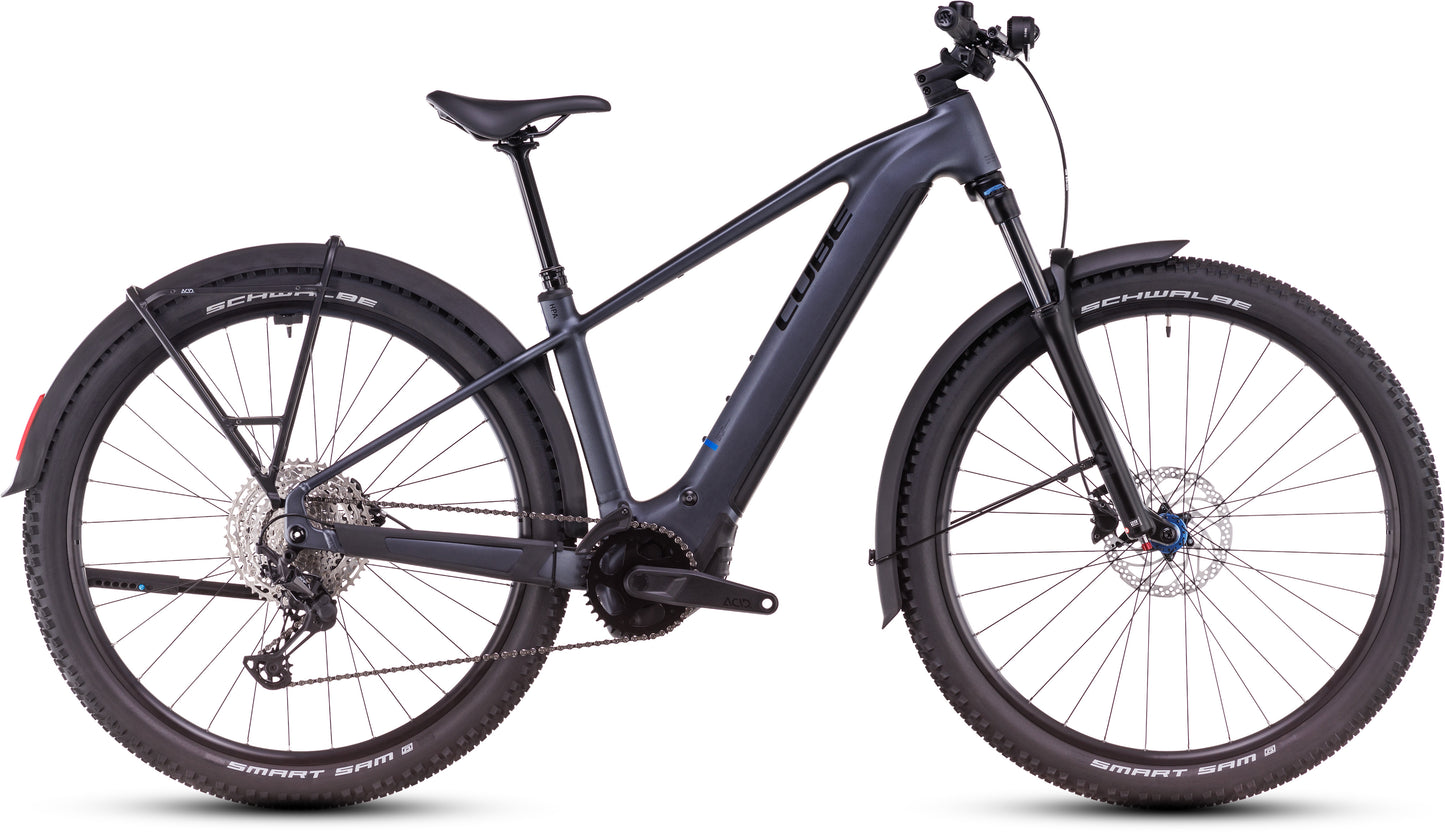 Das CUBE Reaction Hybrid Pro 800 Allroad metallicgrey'n'black 2025 ist ein schwarzes Elektro-Mountainbike mit dicken Reifen, Federgabel vorne, hydraulischen Scheibenbremsen, Schutzblech hinten und einem Bosch-Mittelmotor, das seitlich vor einem weißen Hintergrund abgebildet ist.