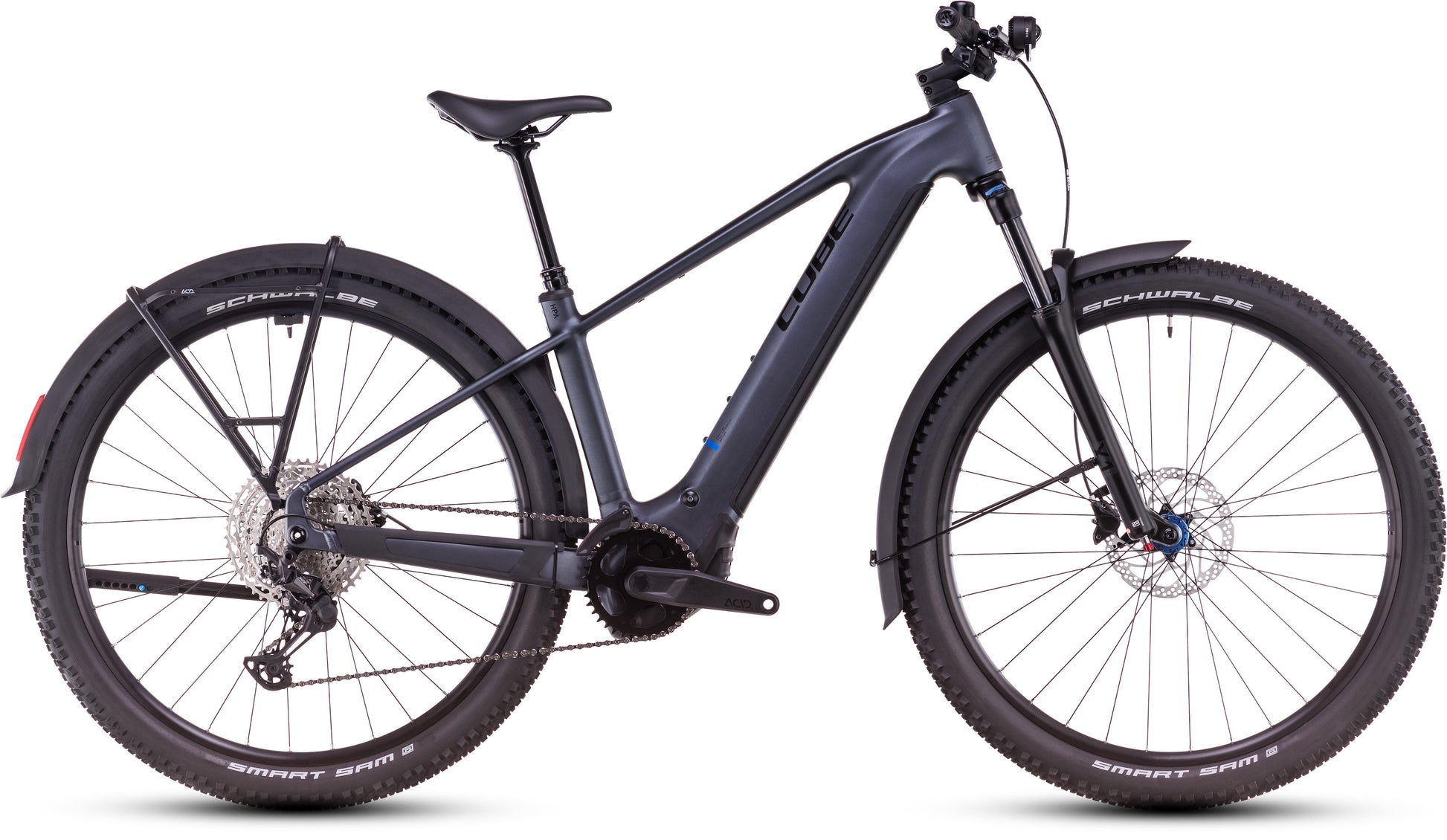 Das CUBE Reaction Hybrid Pro 800 Allroad metallicgrey'n'black 2025 ist ein schwarzes Elektro-Mountainbike mit dicken Reifen, Federgabel vorne, hydraulischen Scheibenbremsen, Schutzblech hinten und einem Bosch-Mittelmotor, das seitlich vor einem weißen Hintergrund abgebildet ist.