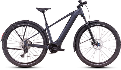 Das CUBE Reaction Hybrid Pro 800 Allroad metallicgrey'n'black 2025 ist ein schwarzes Elektro-Mountainbike mit dicken Reifen, Federgabel vorne, hydraulischen Scheibenbremsen, Schutzblech hinten und einem Bosch-Mittelmotor, das seitlich vor einem weißen Hintergrund abgebildet ist.
