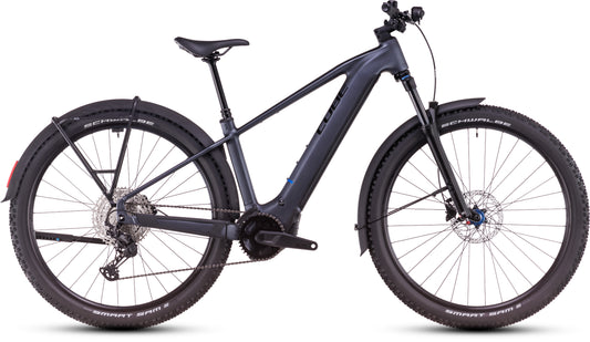 Das CUBE Reaction Hybrid Pro 800 Allroad metallicgrey'n'black 2025 ist ein schwarzes Elektro-Mountainbike mit dicken Reifen, Federgabel vorne, hydraulischen Scheibenbremsen, Schutzblech hinten und einem Bosch-Mittelmotor, das seitlich vor einem weißen Hintergrund abgebildet ist.