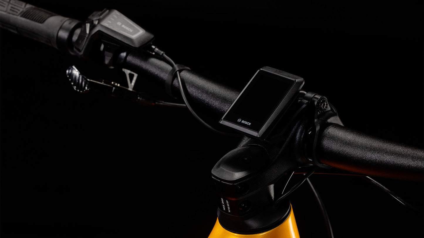 Nahaufnahme des CUBE Reaction Hybrid SLX 800 spectraorange´n´violet Easy Entry 2025-Lenkers mit digitalem Bosch-Display, Steuertasten und CX-Motor; der gelbe Rahmen hebt seine fortschrittlichen elektronischen Funktionen vor einem schwarzen Hintergrund hervor.