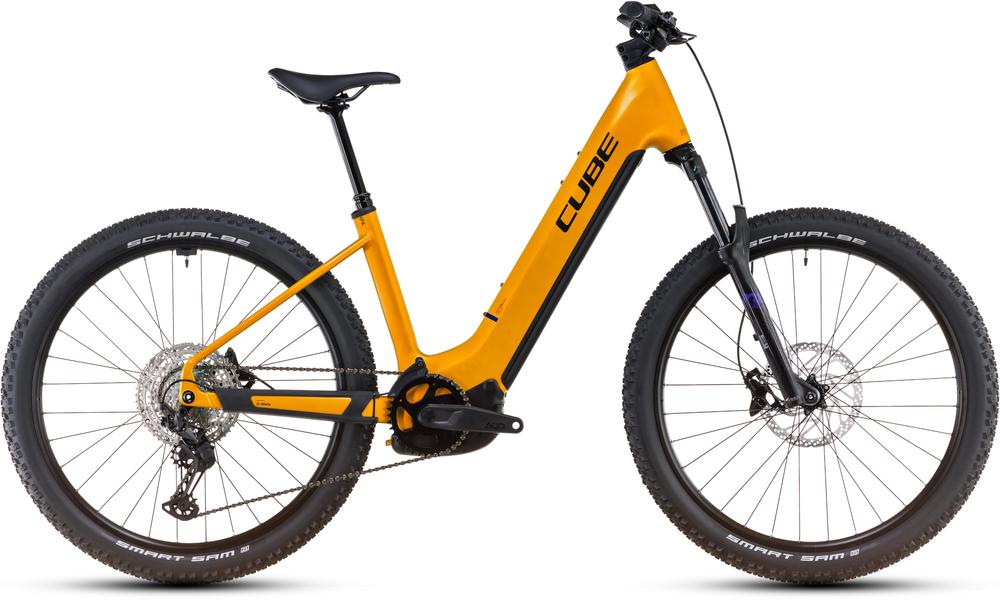 Das E-Mountainbike CUBE Reaction Hybrid SLX 800 spectraorange´n´violet Easy Entry 2025 mit Tiefeinsteigerrahmen, Bosch CX Motor, schwarzem Sattel und Schwalbe Reifen ist in der Seitenansicht vor weißem Hintergrund abgebildet.