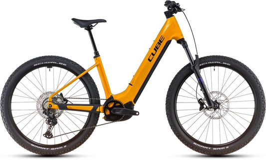 Das E-Mountainbike CUBE Reaction Hybrid SLX 800 spectraorange´n´violet Easy Entry 2025 mit Tiefeinsteigerrahmen, Bosch CX Motor, schwarzem Sattel und Schwalbe Reifen ist in der Seitenansicht vor weißem Hintergrund abgebildet.