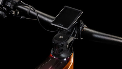 Nahaufnahme des CUBE Reaction Hybrid SLT 800 solareclipse'n'bronze 2025 Lenkers mit Bosch-Display und integriertem PowerTube-Akku, der sich schwarz abhebt. Sein modernes Design spiegelt fortschrittliche Technik wie den Bosch CX-Motor für kraftvolle, effiziente Fahrten wider.