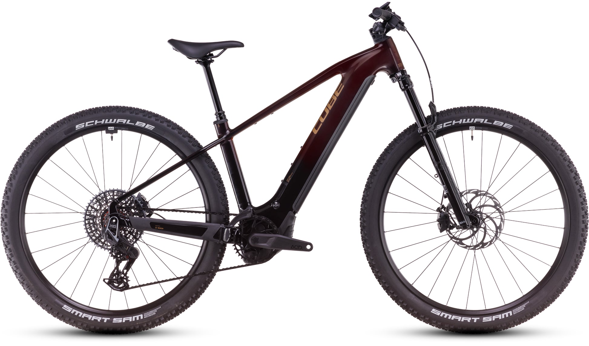 Das CUBE Reaction Hybrid SLT 800 solareclipse'n'bronze 2025 ist ein Elektro-Mountainbike mit dicken Schwalbe-Reifen, Vorderradfederung, schrägem Oberrohr und in den Rahmen integriertem PowerTube-Akku, hier in der Seitenansicht vor weißem Hintergrund.