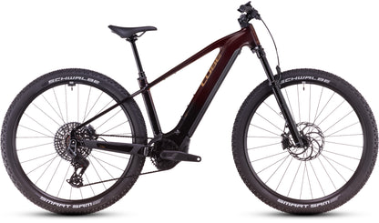 Das CUBE Reaction Hybrid SLT 800 solareclipse'n'bronze 2025 ist ein Elektro-Mountainbike mit dicken Schwalbe-Reifen, Vorderradfederung, schrägem Oberrohr und in den Rahmen integriertem PowerTube-Akku, hier in der Seitenansicht vor weißem Hintergrund.
