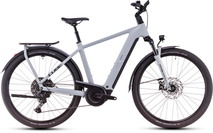 Das CUBE Kathmandu Hybrid EX 800 haze´n´black 2025 Elektrofahrrad mit Bosch CX-Motor, Vorderradfederung, Gepäckträger, Schutzblechen, Magura MT C ABS-Scheibenbremsen und breiten Reifen ist im Profil vor einem weißen Hintergrund abgebildet.