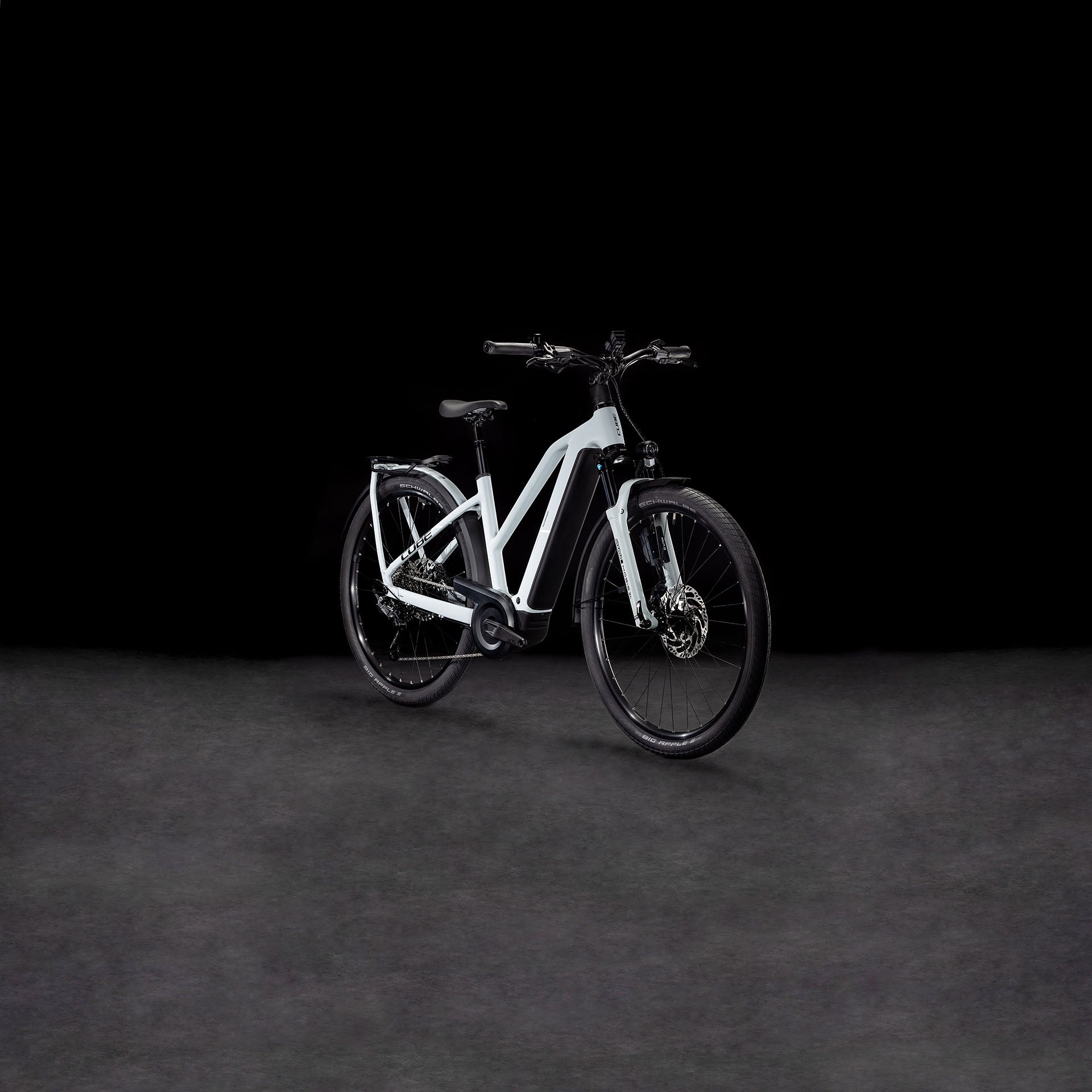 Das CUBE Kathmandu Hybrid EX 800 haze´n´black Trapeze 2025 Elektrofahrrad mit Durchstiegsrahmen und Bosch CX-Motor wird auf einem dunklen, nahtlosen Hintergrund präsentiert, um sein modernes Design und seine fortschrittlichen Funktionen hervorzuheben.