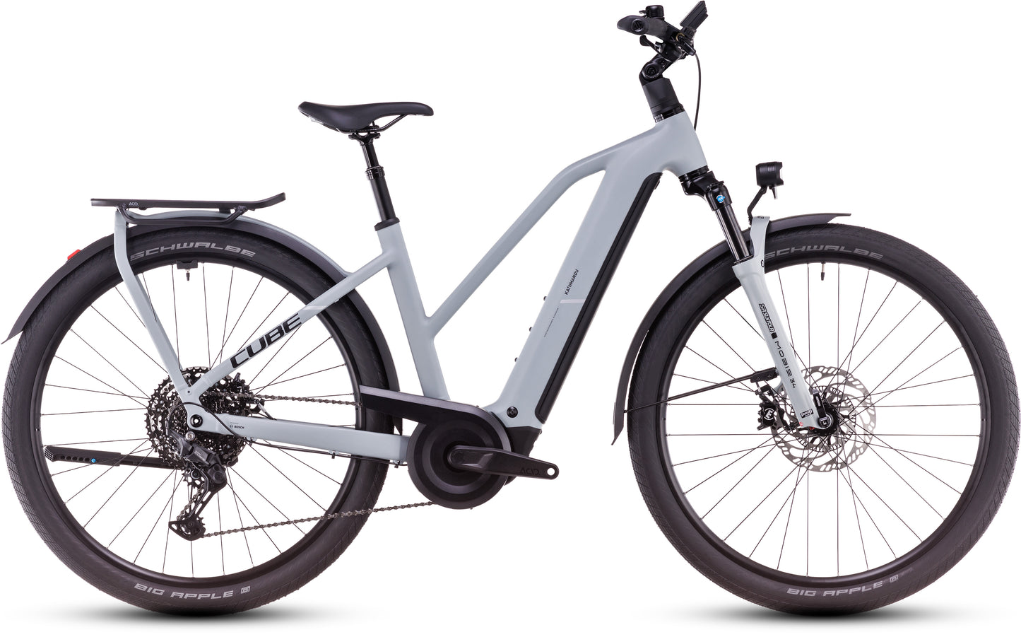 Das CUBE Kathmandu Hybrid EX 800 haze´n´black Trapeze 2025, ein modernes graues Elektrofahrrad mit Tiefeinsteigerrahmen, Bosch CX-Motor, Vorderradfederung, schwarzem Sattel, Gepäckträger, Schutzblechen und Magura MT C ABS-Scheibenbremsen, ist von der Seite auf weißem Hintergrund abgebildet.