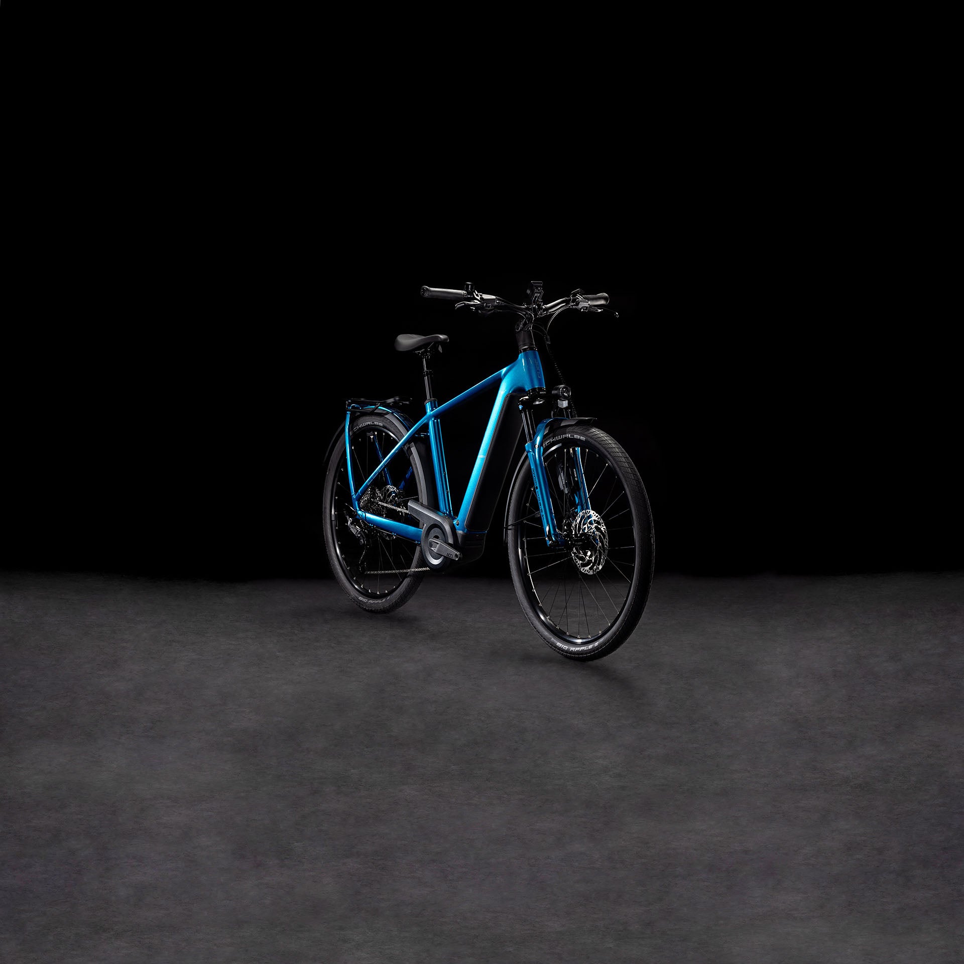 Das CUBE Kathmandu Hybrid EX 800 electricblue´n´chrome 2025 mit stabilem Rahmen, dicken Reifen und hydraulischen Scheibenbremsen wird vor einem dunklen, minimalistischen Hintergrund präsentiert.