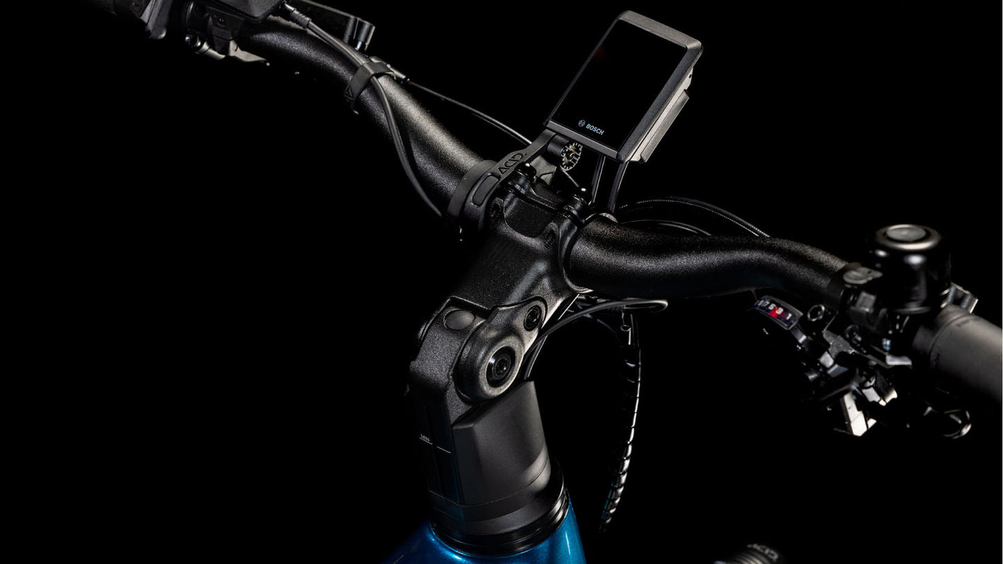 Nahaufnahme des CUBE Kathmandu Hybrid EX 800 electricblue'n'chrome Trapeze 2025 Lenkers mit Digitalanzeige, Bremshebeln und Bedienknöpfen - mit Bosch CX Motor und 800 Wh PowerTube Akku vor schwarzem Hintergrund.