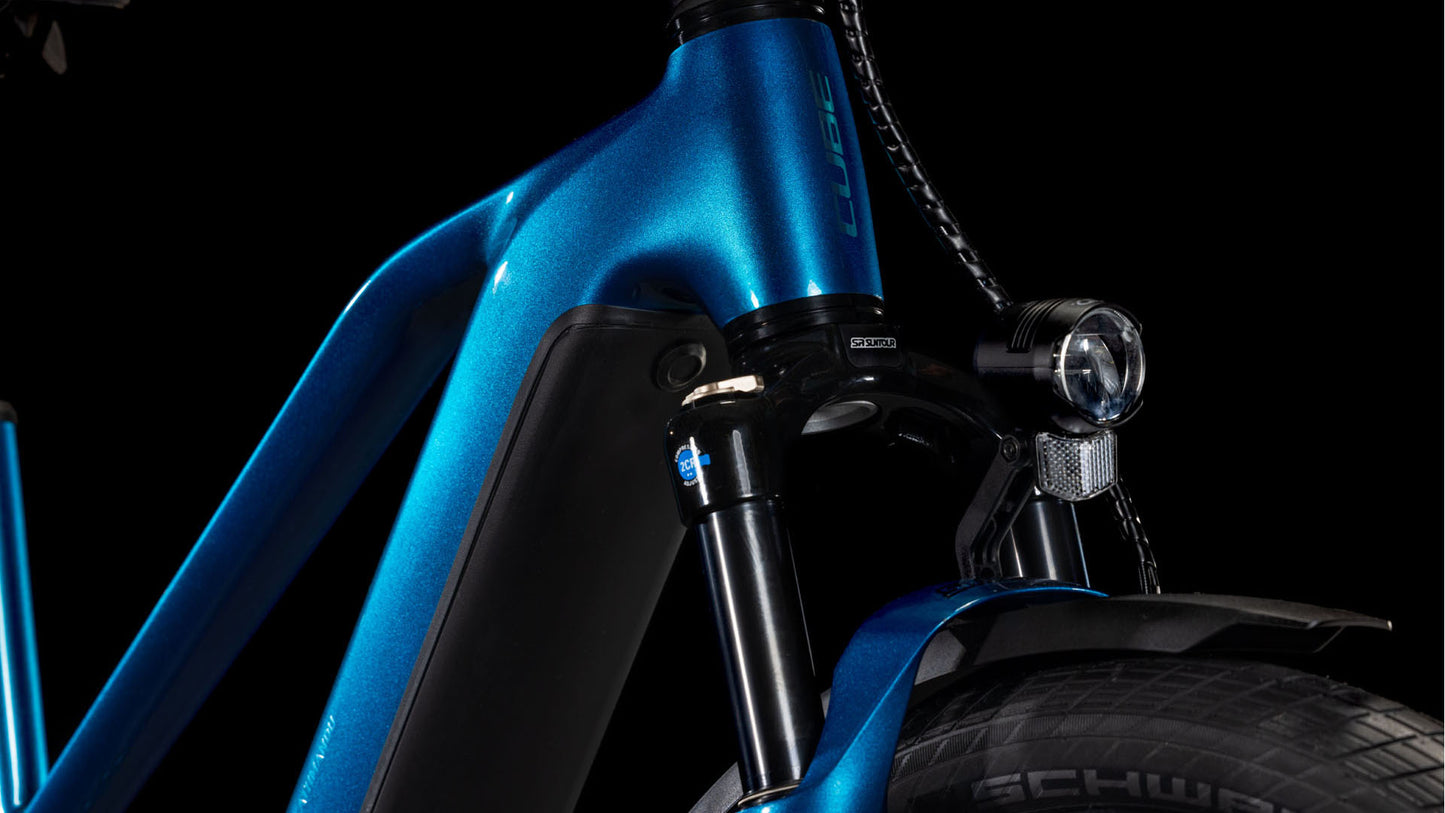 Nahaufnahme des CUBE Kathmandu Hybrid EX 800 electricblue'n'chrome Trapeze 2025 mit Gabel, Vorderlicht, Reifenprofil, Rahmen und Bosch-Motor vor schwarzem Hintergrund.
