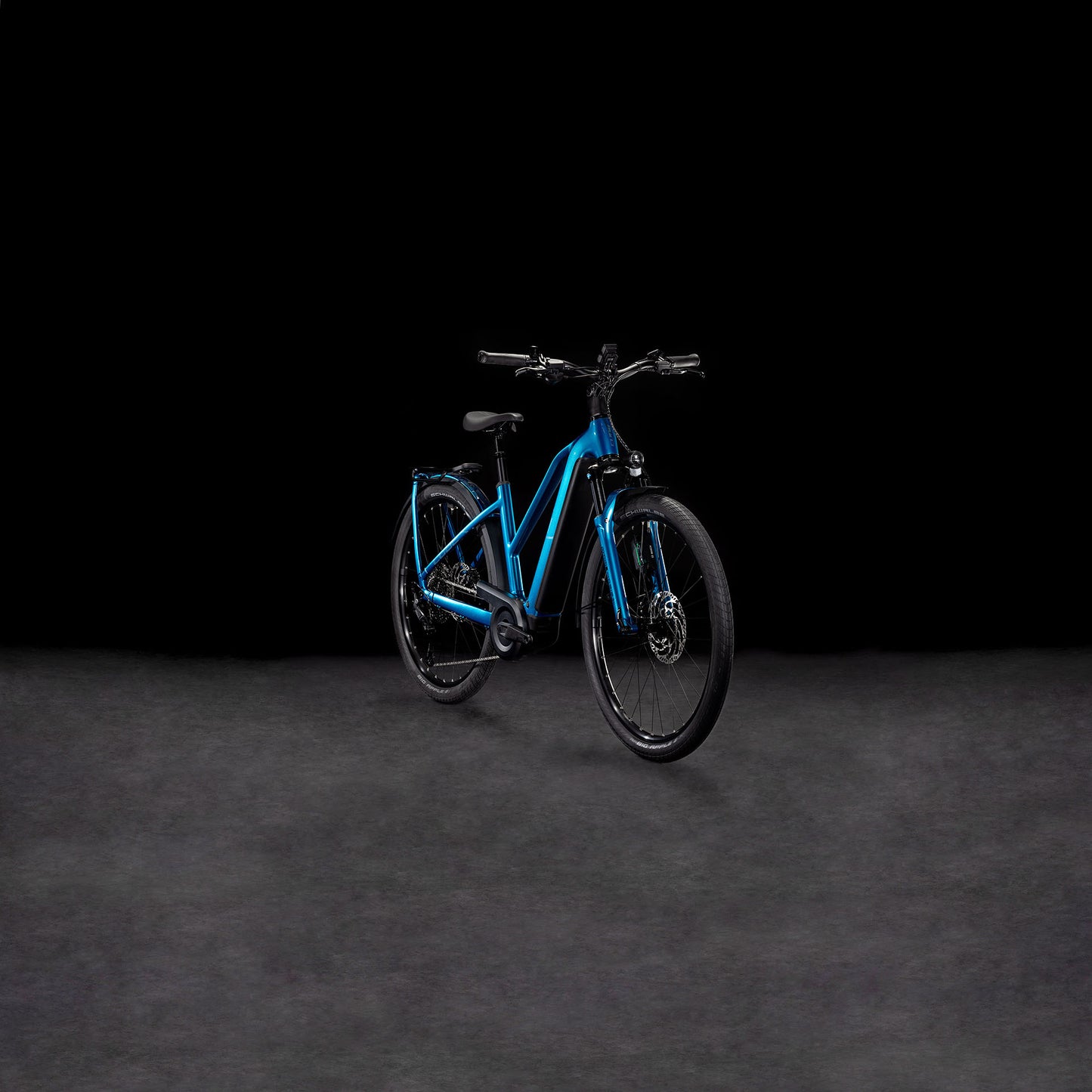 Das CUBE Kathmandu Hybrid EX 800 electricblue'n'chrome Trapeze 2025 mit dicken Reifen und einem Bosch-Motor wird auf einer dunkel strukturierten Oberfläche vor schwarzem Hintergrund gezeigt.