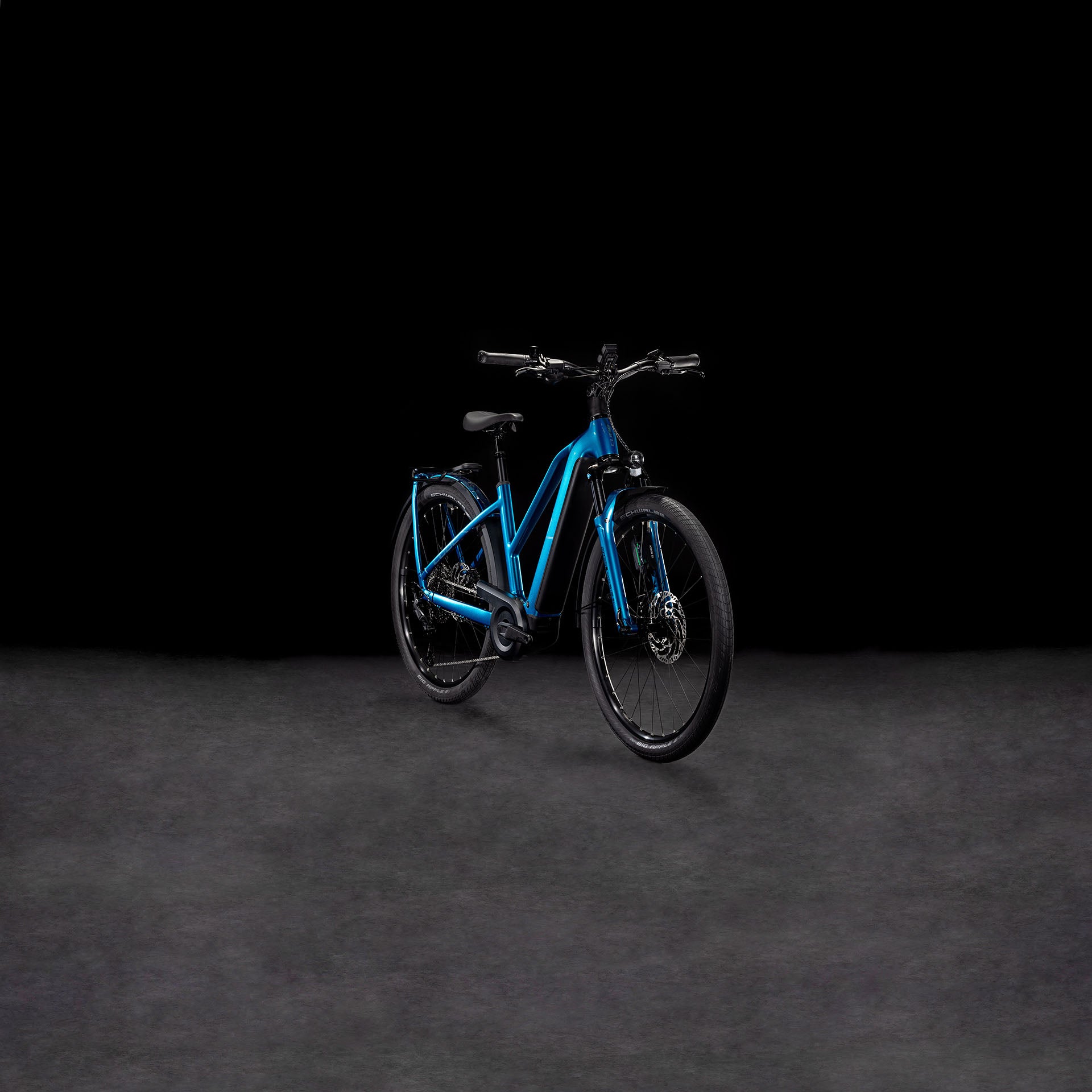 Das CUBE Kathmandu Hybrid EX 800 electricblue'n'chrome Trapeze 2025 mit dicken Reifen und einem Bosch-Motor wird auf einer dunkel strukturierten Oberfläche vor schwarzem Hintergrund gezeigt.
