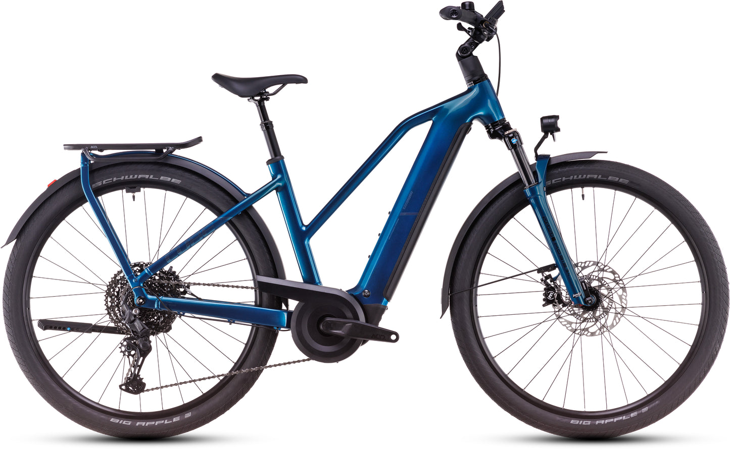 Das CUBE Kathmandu Hybrid EX 800 electricblue'n'chrome Trapeze 2025 Elektrofahrrad verfügt über einen Step-Through-Rahmen, einen Bosch CX-Motor, einen 800 Wh PowerTube-Akku, schwarze Schutzbleche, dicke Reifen, einen Gepäckträger und Scheibenbremsen; seitlich mit weißem Hintergrund dargestellt.