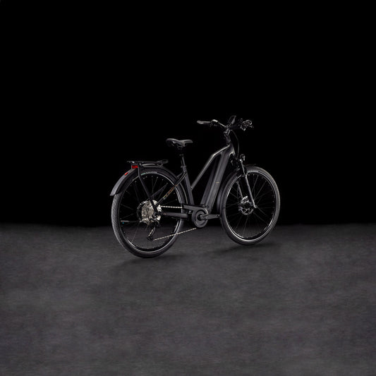 Das CUBE Kathmandu Hybrid EXC 800 black'n'prism Trapeze 2025 Elektrofahrrad ist auf einer dunklen Fläche mit schwarzem Hintergrund ausgestellt, von hinten gesehen.