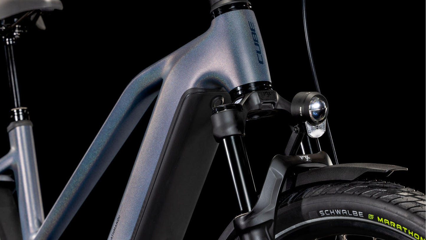 Nahaufnahme des Vorderrahmens und der Federgabel des CUBE Kathmandu Hybrid Comfort SLX 800 nightsky´n´ink Trapeze 2025 mit Schwalbe Marathon-Reifen, Bosch CX-Motor und elegantem Branding vor schwarzem Hintergrund.