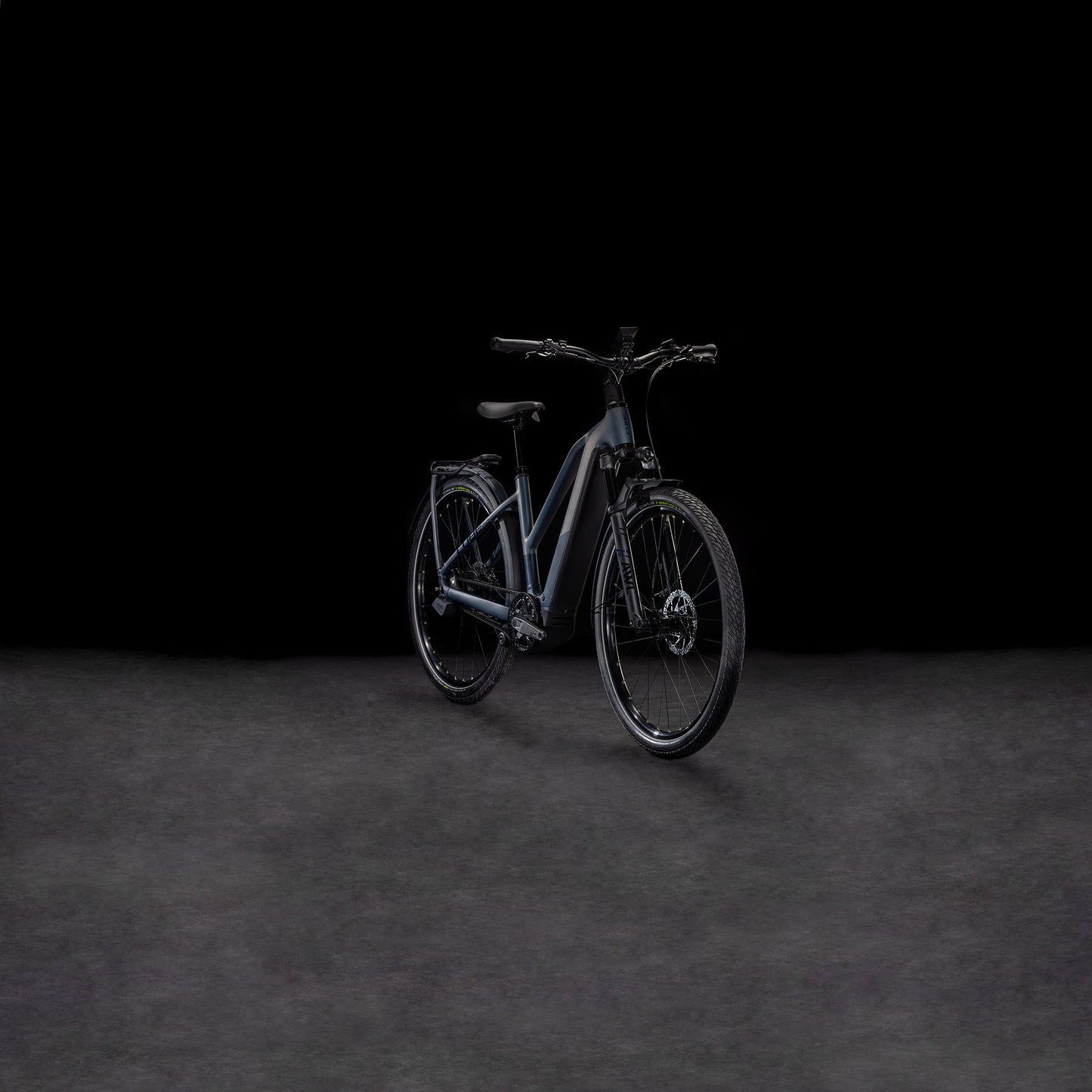 Das CUBE Kathmandu Hybrid Comfort SLX 800 nightsky´n´ink Trapeze 2025 mit dicken Reifen und leistungsstarkem Bosch CX Motor wird auf einer flachen, dunklen Fläche vor schwarzem Hintergrund präsentiert.