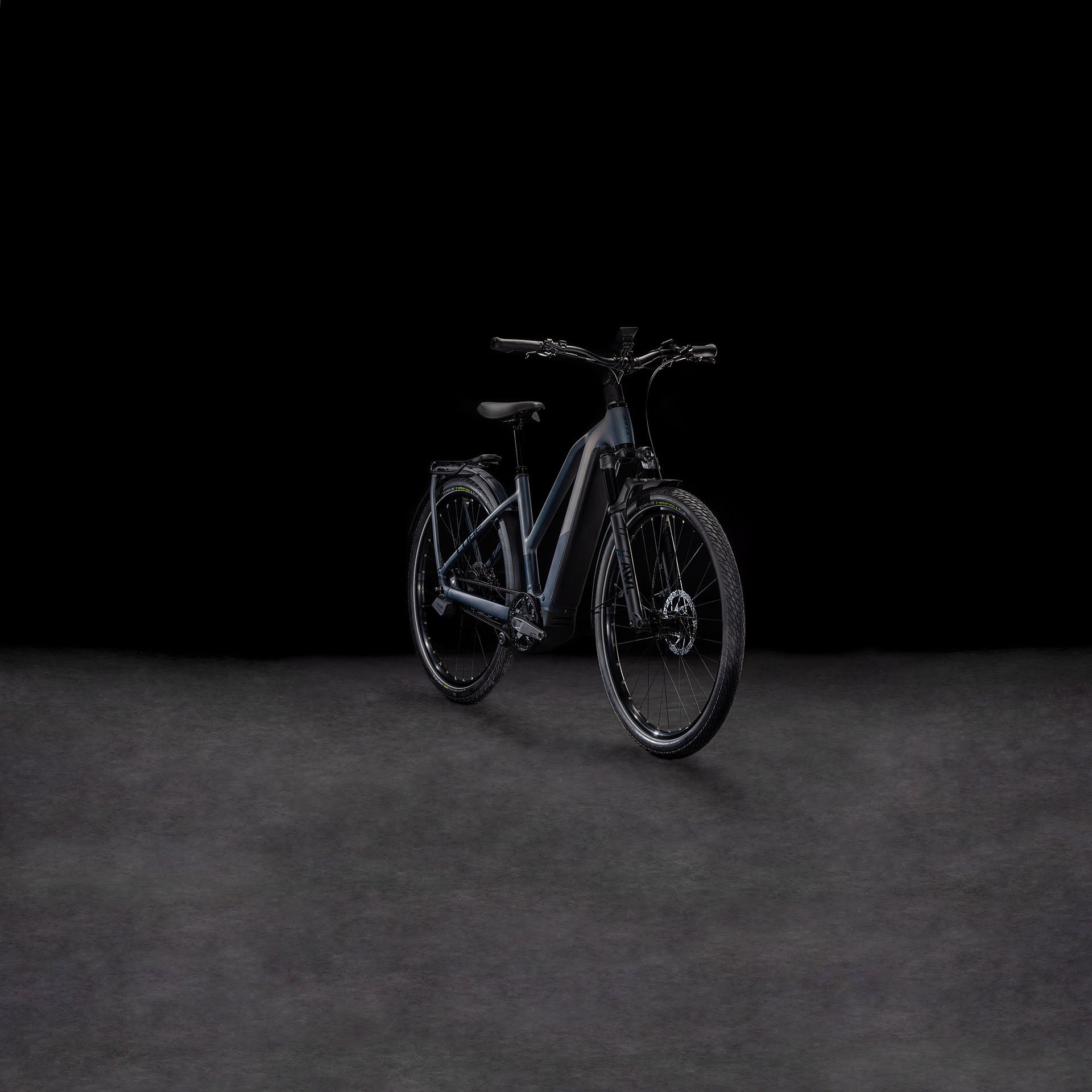 Das CUBE Kathmandu Hybrid Comfort SLX 800 nightsky´n´ink Trapeze 2025 mit dicken Reifen und leistungsstarkem Bosch CX Motor wird auf einer flachen, dunklen Fläche vor schwarzem Hintergrund präsentiert.