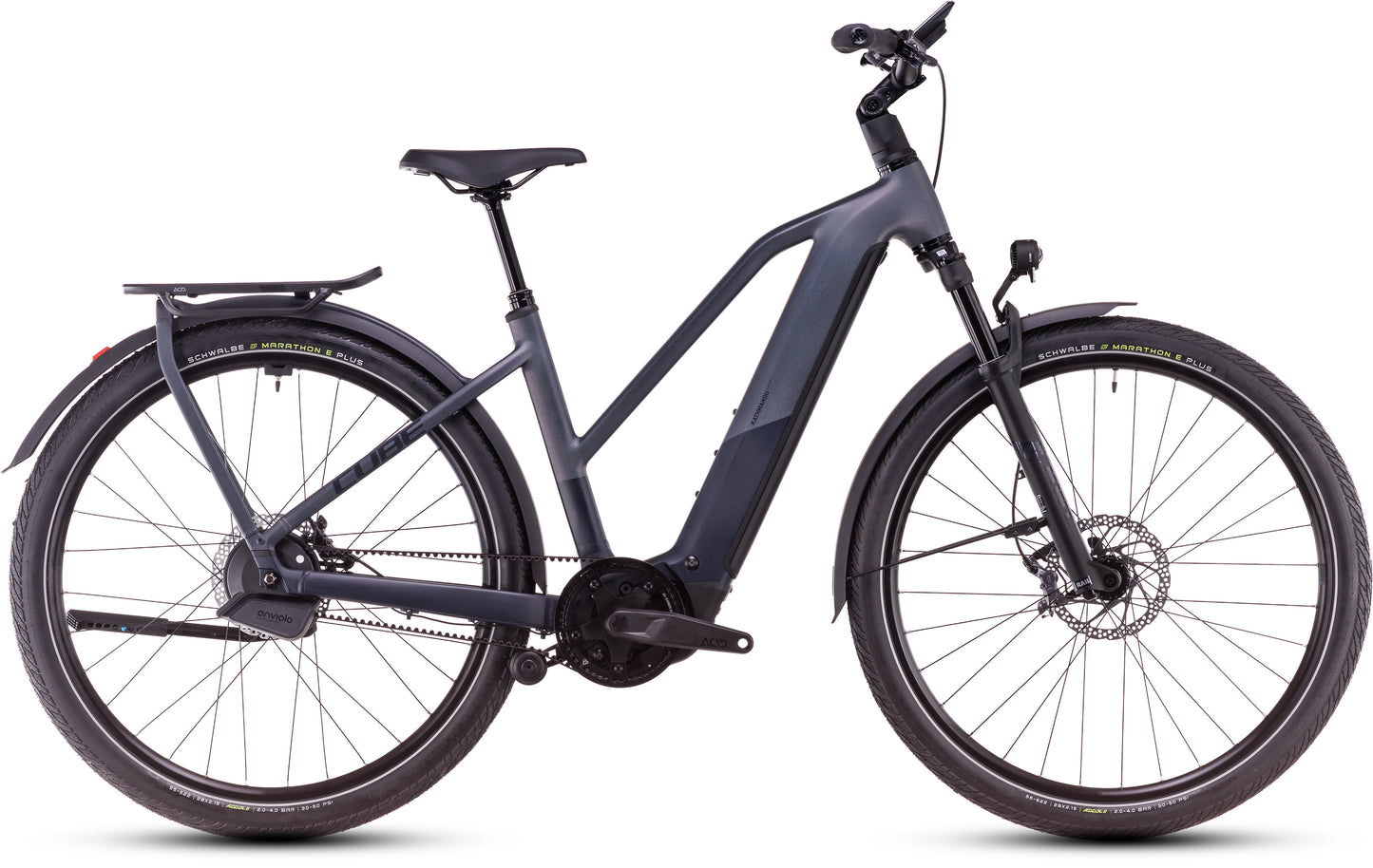 Ein CUBE Kathmandu Hybrid Comfort SLX 800 nightsky´n´ink Trapeze 2025 Elektrofahrrad mit Durchstiegsrahmen, Gepäckträger, Schutzblechen, Vorderradgabel mit Federung, Enviolo-Nabenschaltung und Scheibenbremsen im Seitenprofil vor weißem Hintergrund.